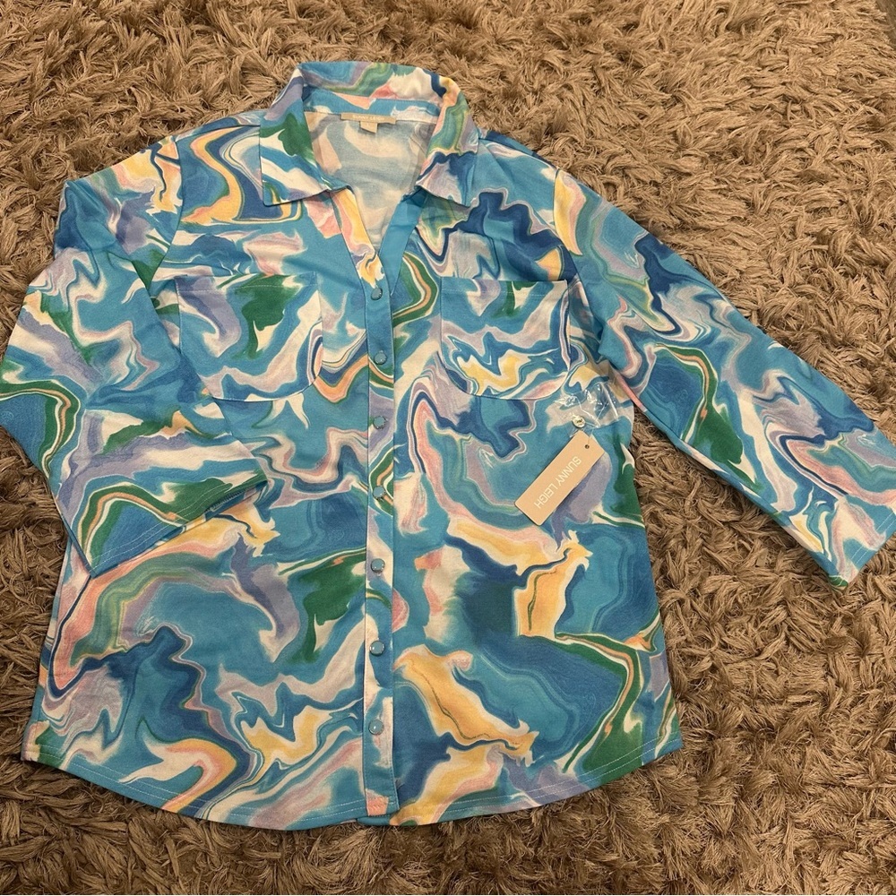 New! SUNNY LEIGH Women’s Blouse Top Shirt size Large NWT Blue Button Up